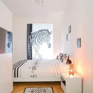 https://stylish-apartment-a-few-steps-from-metro.praguehotelsweb.com